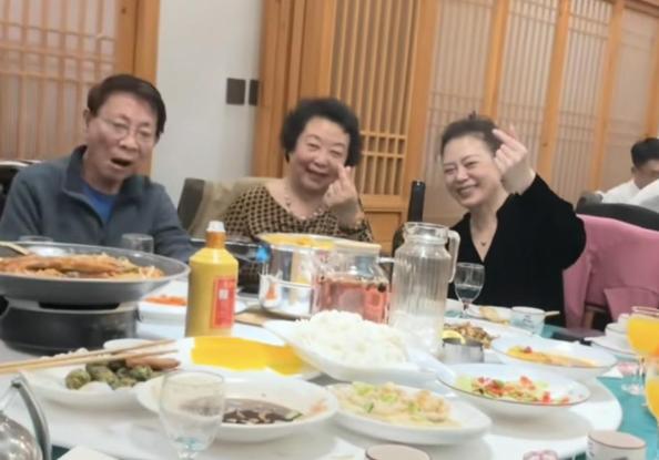 ：袁世凯87岁孙子太冻龄曹锟孙女罕见亮相pg电子模拟器试玩军阀后人聚会照片曝光(图13)